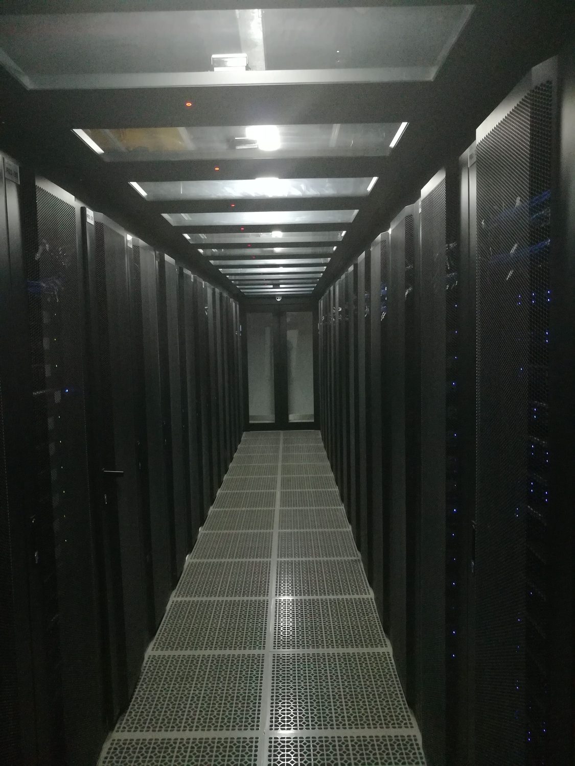 景安 IDC 机房实景 · 冷通道机柜列